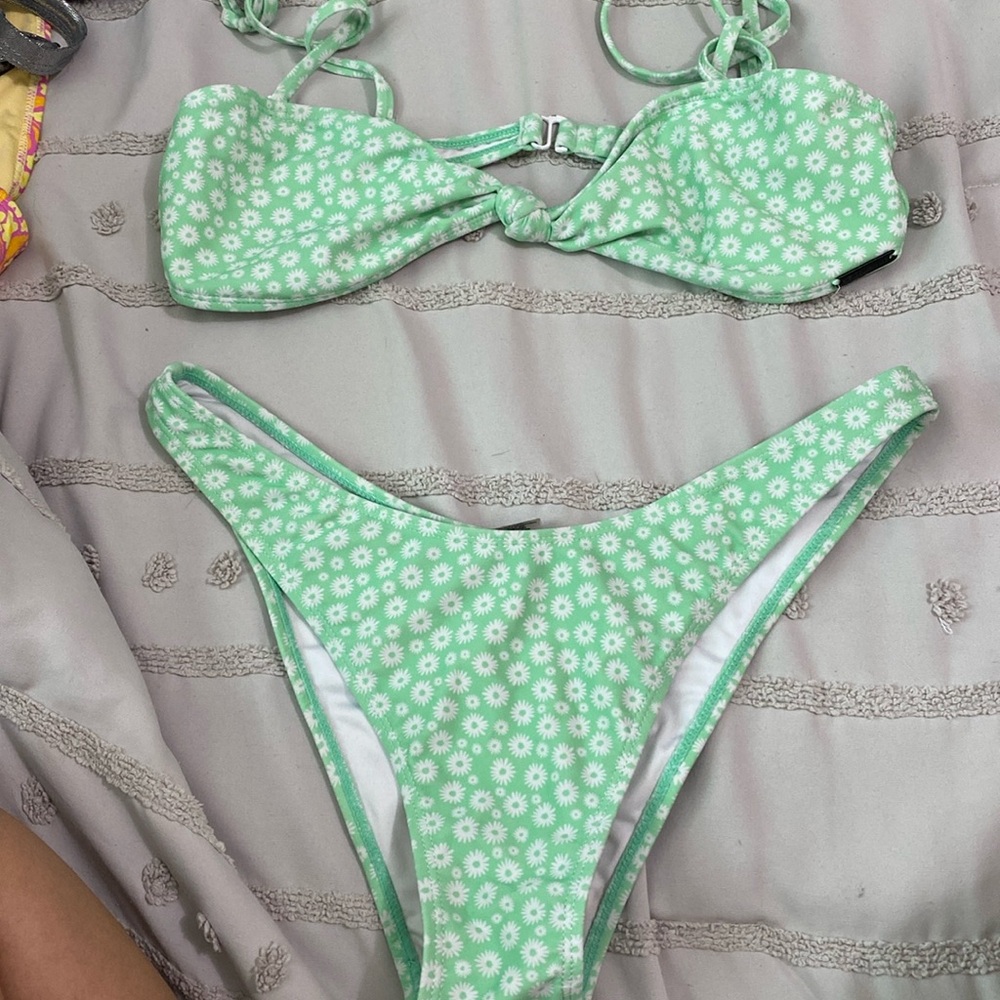 Green daisy swim